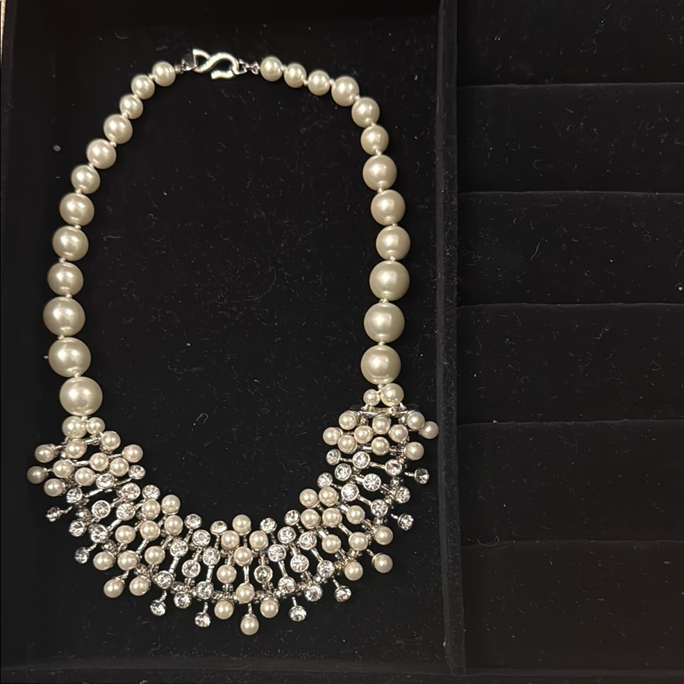 Elegant Pearl And Crystal Necklace 50$